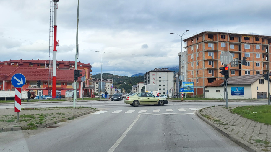 Неисправна сигнализација, изблиједјели знакови и недостатак хоризонталне сигнализације на главном саобраћајном чворишту. Конфузан знак који буни стране туристе. Неугледно и запуштено.