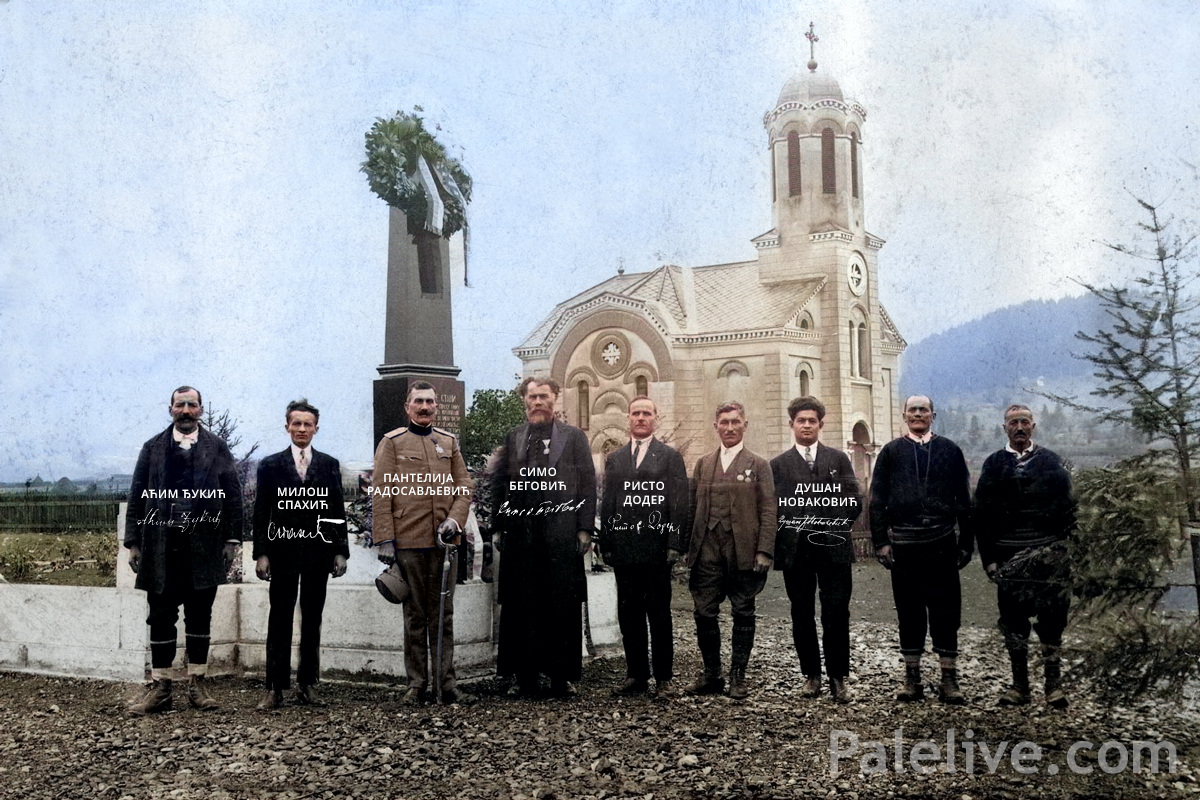 Култна фотографија Паљана поред споменика 72 жртве Аустроугарског геноцида над становништвом паљанског краја