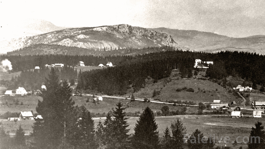 Касарна је 1919. године преправљена у основну школу и у њој се одвијала настава све до почетка Другог свјетског рата. Фотографија из тридесетих година прошлог вијека, на којој се у дворишту школе види дрвеће (вјероватно врт који је био обавезан уз школу)