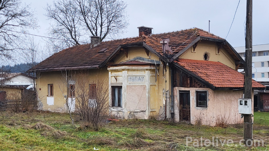 Жељезничка станица Коран Пале на којој је Трифко угледао аустроугарске војнике и писао Ботићу: Нешто се иза брда ваља. Нека та Аустрија покуша и ја бих рекао да ће слабо проћи. Какви су им војници, гледам их на станици, кад угледаше огромну Романију и страшне сметове снијега, мањи су од макова зрна.