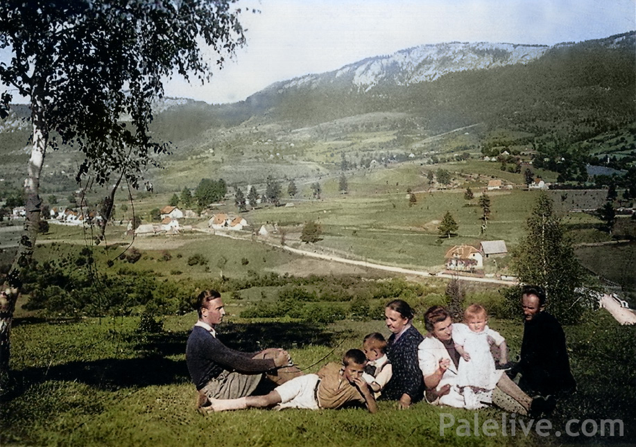 Породична фотографија Стајића на којој се види Мокро тридесетих година прошлог вијека