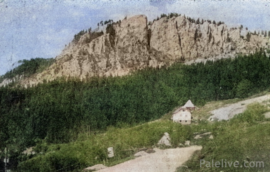 Стара фотографија Мокрог и Црвене стијене, на којој се са десне стране виде шумске влаке и пут који се користио стотинама година